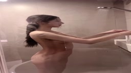 【シャワーの韓国美女】ガラスに押しつけてエロすぎる♡