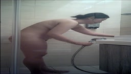 朋友女友借宿，偷拍洗澡