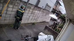 宅急便の配達員さんが監視カメラがあるとも知らずに人の家の前で立ち小便をする