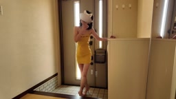 老婆を玄関で犯す