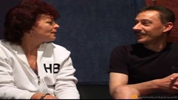 Deutsche brünette Großmutter zieht sich aus und fickt hart