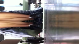 棚下パンチラJK