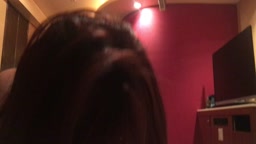 奥様が舌の上でブン回してます