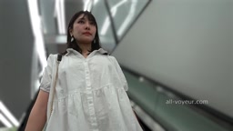 ノーブラ　エロ下着のアナル見せ　店内徘徊