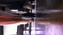 棚下パンチラ　ギャル