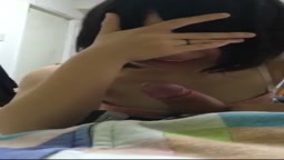 スマホ個人撮影　手で顔を隠してフェラするも可愛いお顔が丸見えの清純な童顔彼女。