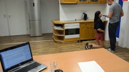 Mein erster Tag als Praktikantin - Deutsche Amateurin mit großen Brüsten