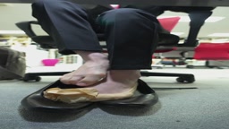 デスク下のOL美脚チラ♡