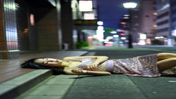 外で寝てしまった女性