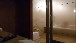 不倫　生々しい風呂場　アラフォー妻初めてのパイズリ