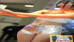 キャンギャルさん、アソコのワレメが浮き出る