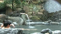 SOD 混浴露天風呂で美人妻と夫の目の前で仲良くなって、セックスできるのか！？