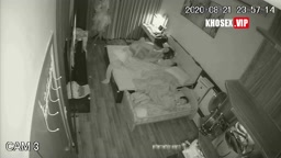 ​寝てる子の横で遊ぶ悪い親