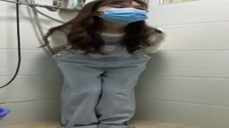 中国大学女生尿裤子