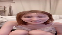 パジャマから胸チラ