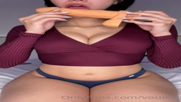 酒赤深Vミニトップ＋低腰Tバックの謎美女♡