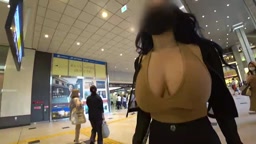 爆乳お姉さん 谷間全開胸ポチハミ尻ショーパンで街中散策