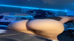 Masturbación con dildo grande