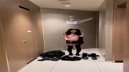 男の娘　露出　拾い