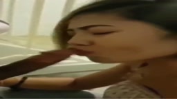 アジア人が野外で黒人をフェラして大量口内射精