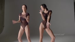 外国人全裸ダンス