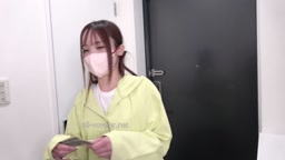 女性配達員③