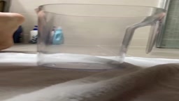 限界おしがま後計量カップに放尿