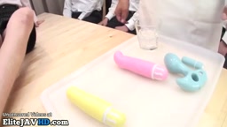 日本のホットな熟女が興奮した男たちに素晴らしい射精を受ける