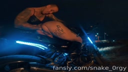 VES カワサキの上でフィスト