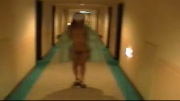 ホテルの廊下で露出チャレンジ