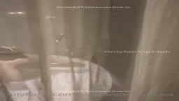 美しい女の子がお風呂に入っている