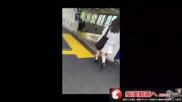 電車　セーター　ミニスカ