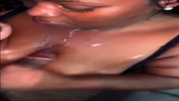 手こきで黒人爆乳に大量胸射