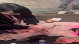 おふざけ　街中で着ぐるみを脱がす