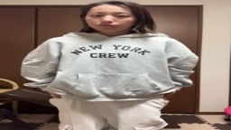 人妻　咲里　脱衣