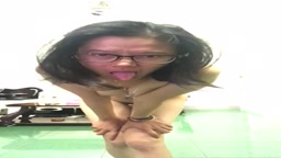 书呆子女孩的性感舞蹈