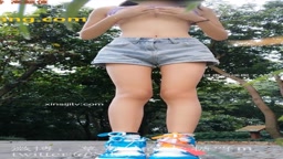 (無)パイパン露出 屋外放尿