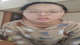 メガネの普通の娘が訳あって全裸に何故かパイパン