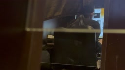 ネカフェ　ボーイズラブを見ながら周囲気にして摩る女①