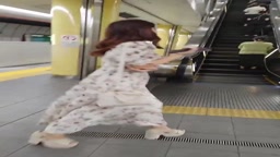 逆さ 1　美女の純白Tバック