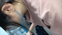 Tシャツがゆるゆるな美人さん乳首を何度も撮影