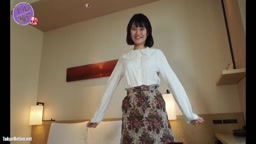 亀頭を膣内に擦りつけて喜ぶスケベな美女に中出し