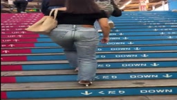 [no nudity] 街散歩　いい尻女