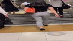 [no nudity] 街散歩　いい尻女