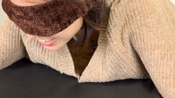 目隠しゲームで胸チラ乳首ゲット