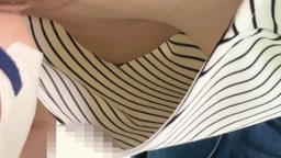 【集荷客胸チラ】小柄美女まさかのノーブラで胸元から美乳が丸見え【パンチラ】