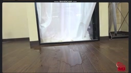 カーテンめがけて立ちション 1