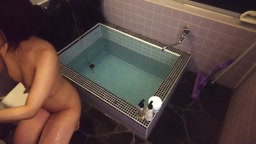 人妻と旅館のお風呂で