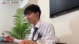 リモート打ち合わせ中のリーマンのデスク下に潜り込み…