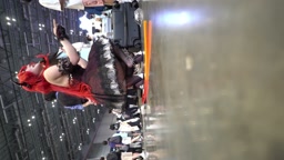 赤髪黒ドレスのコスプレイヤーさん実は半ケツ状態